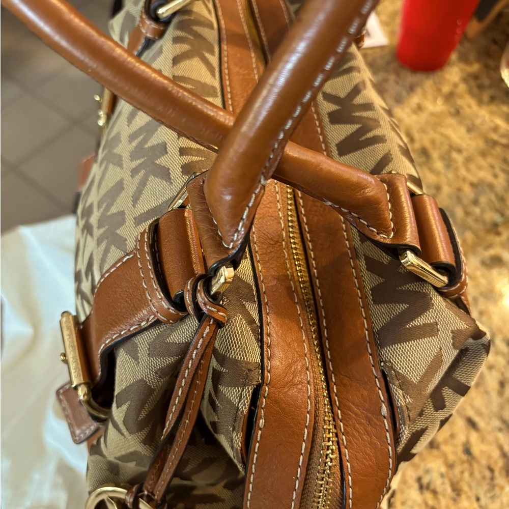 Michael Kors Large bag with plenty of room.